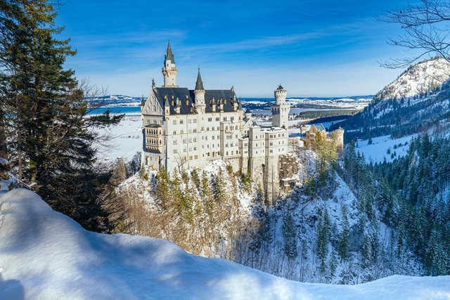 neuschwanstein-castle-in-winter-1-1024x684