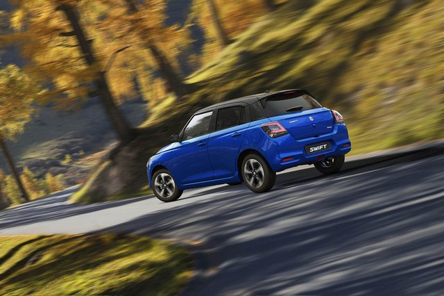 Nieuwe_Suzuki_Swift_blauw_bos_achter