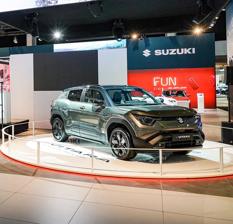 Suzuki *e VITARA* op het Autosalon in Brussel