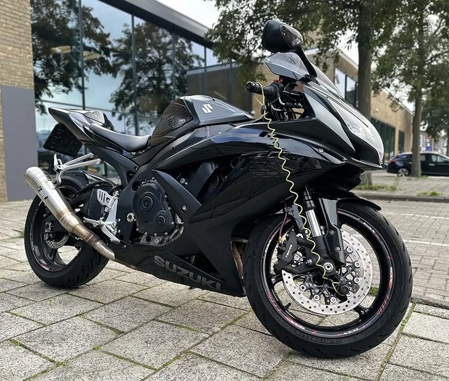 geparkeerde-motor-suzuki-gsxr